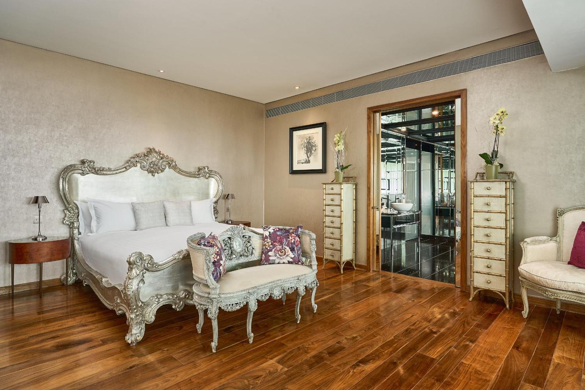 The G Hotel & Spa Galway Exterior foto A bedroom at the Taj Mahal Palace